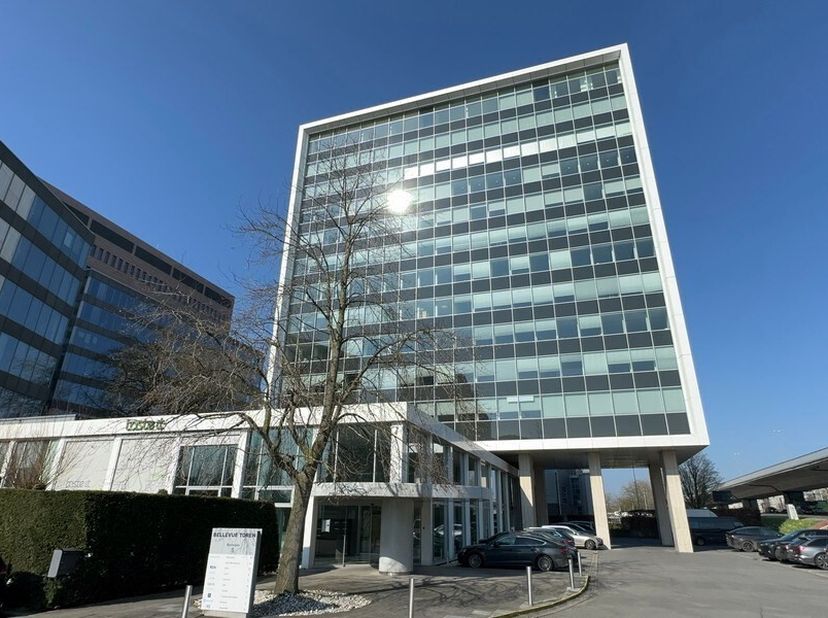 335m² vernieuwde kantoren op 1e verdieping (half plateau)&lt;br /&gt;
Ligging: op de hoek van het Zuidviaduct aan de voet van afrit E40/E17 en Gentse stadsr