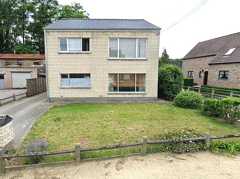 Appartement 1eV van 72,80m² + garage 0.2 van 21,29m² + private tuin van 156,20m², in woning verdeeld in 2 appartementen.&lt;br /&gt;
Indeling: inkomhal, liv
