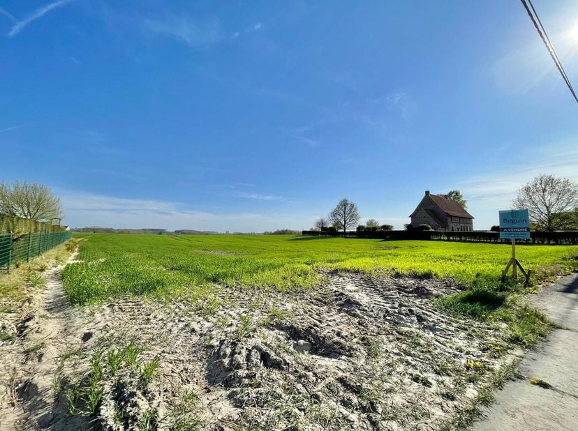 Très beau terrain, idéalement situé non loin du centre du village de Dergneau (Frasnes-lez-Anvaing). La proximité des commerces, supermarchés, écoles