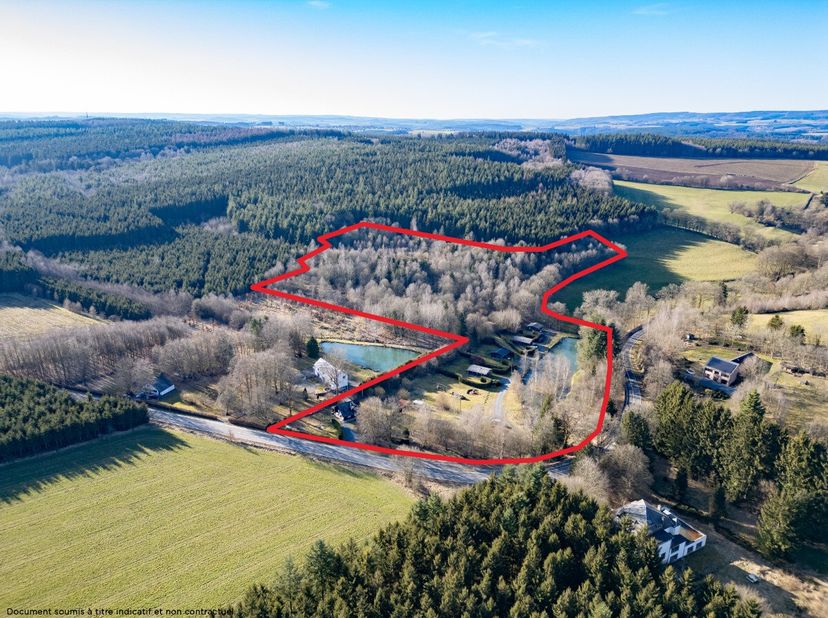 ERA BLUX heeft het genoegen u dit uitzonderlijke domein van meer dan 4 hectare in recreatie- en bosgebied voor te stellen, gelegen in een rustige en g