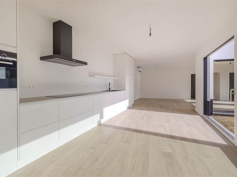 Deze prachtige woning in Veerle biedt een perfecte combinatie van comfort en moderne stijl. Met een bewoonbare oppervlakte van 190m² en gelegen op een