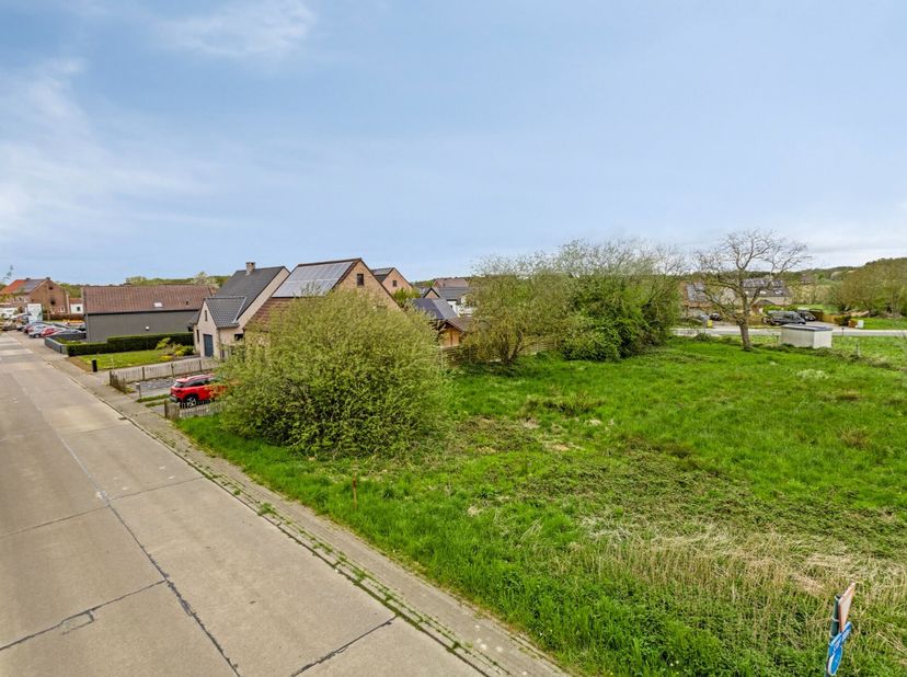 Deze grond heeft volgende bouwmogelijkheden: op het gelijkvloers mag er tot 15 meter diep gebouwd worden, terwijl de verdieping een maximale diepte va