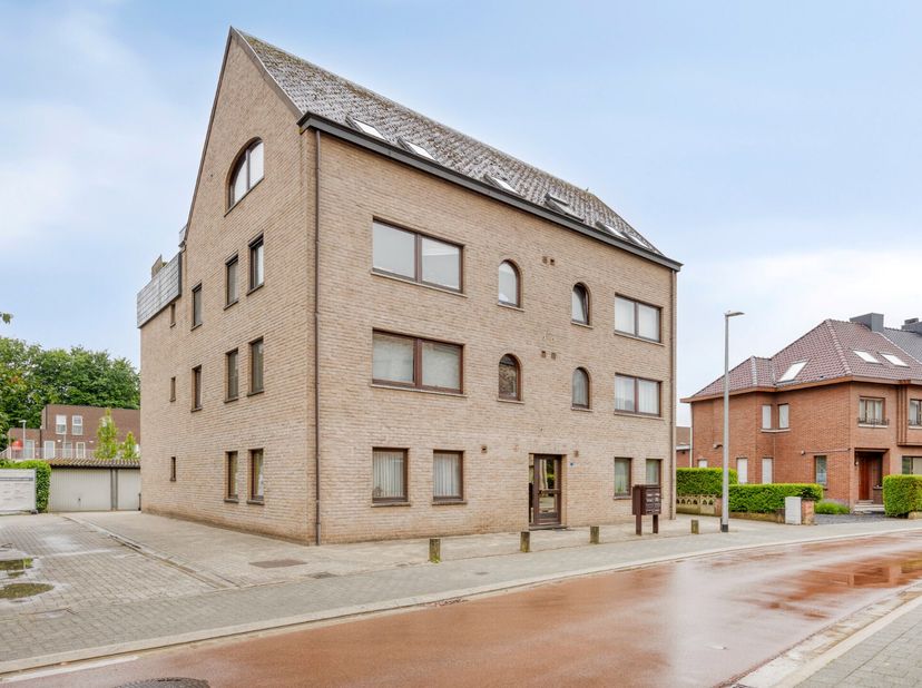 Deze opbrengsteigendom is gunstig gelegen in het centrum van Mol, op wandelafstand van het Rondplein, nabij alle faciliteiten (winkels, scholen, openb