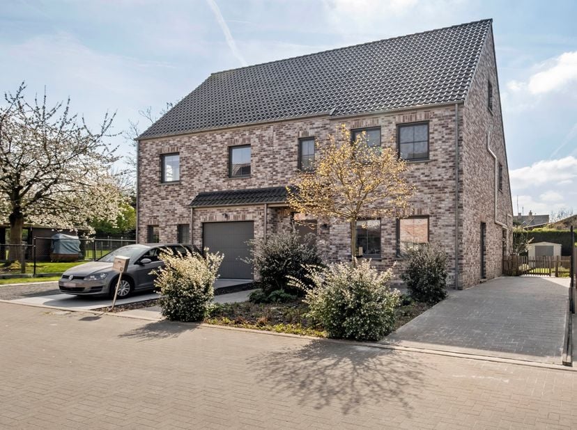 Moderne, energiezuinige gezinswoning met 5 slaapkamers en 2 badkamers in rustige doodlopende straat – Instapklaar!&lt;br /&gt;
&lt;br /&gt;
Ontdek deze recente wo