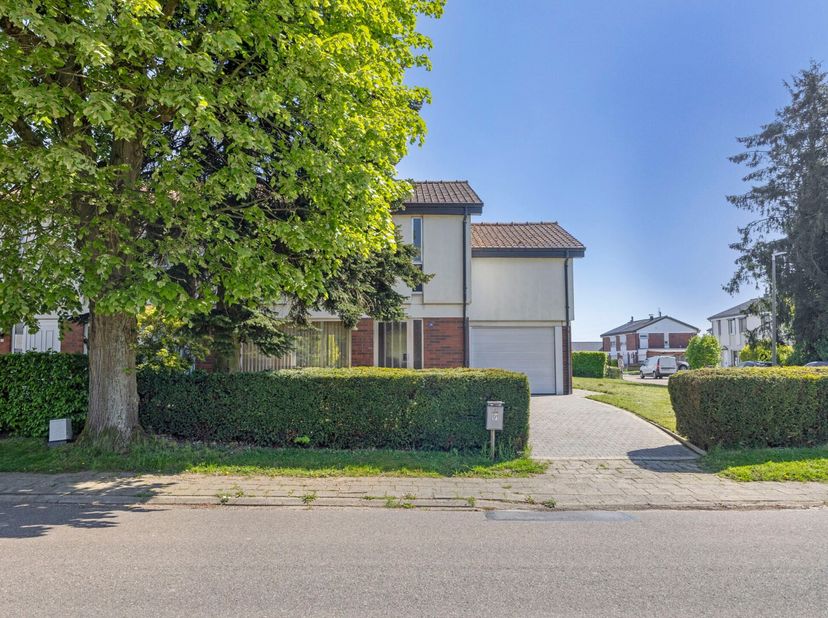 Deze te renoveren gezinswoning is gelegen op een perceel van 522 m² op de Pastoorslindestraat te Lanaken!  Deze woning ligt op enkele voetstappen van