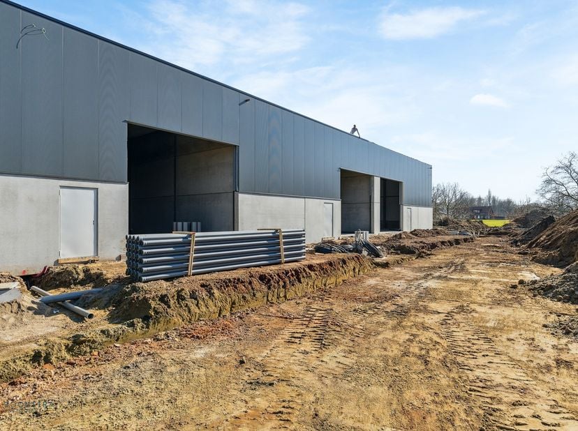 Op een uitstekende locatie in het Industriepark te Heist-op-den-Berg bevindt zich deze ruime, nieuwbouw KMO-unit (293 m²) , voorzien van een hoge toeg