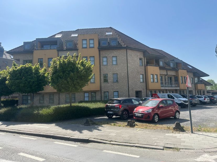 De indeling is als volgt:&lt;br /&gt;
Inkomhal met toegang tot apart toilet - lichtrijke leefruimte met ingerichte keuken - terras - badkamer met ligbad en