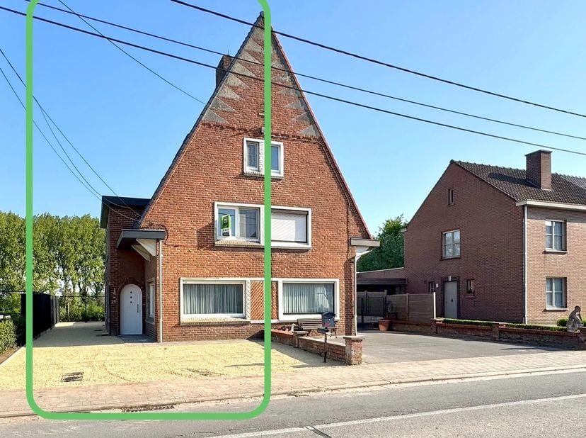 Gerenoveerde onderhoudsvriendelijke woning met ruime oprit en parking voor de deur; Indeling: inkom met traphal; ruime droge kelder; Lichtrijke voorpl