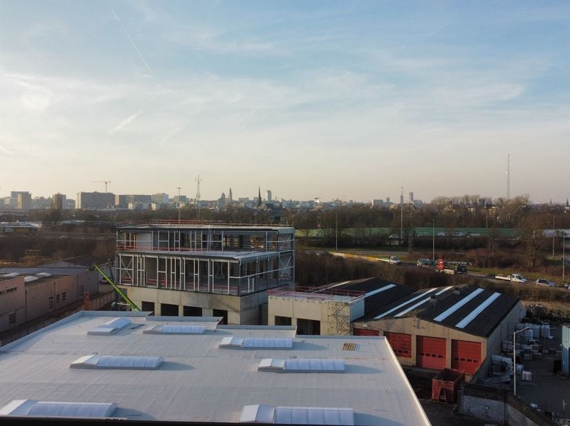 Vlakbij de op- en afrit van Gentbrugge wordt een nieuw bedrijvencomplex ontwikkeld waar zowel KMO-units, service-kantoren als afzonderlijke kantoren t