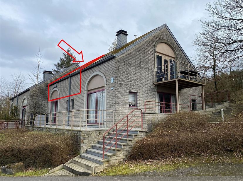 Ontdek dit charmante appartement op korte afstand van Durbuy Centrum. Met een bewoonbare oppervlakte van 60 m², biedt deze eigendom comfort en rust in