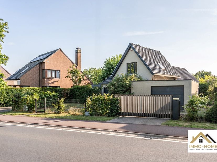 Deze charmante woning zit verborgen achter een tijdloze voorgevel, die helemaal niet verraadt van wat erachter te vinden is. Via de leuke inkomhal met