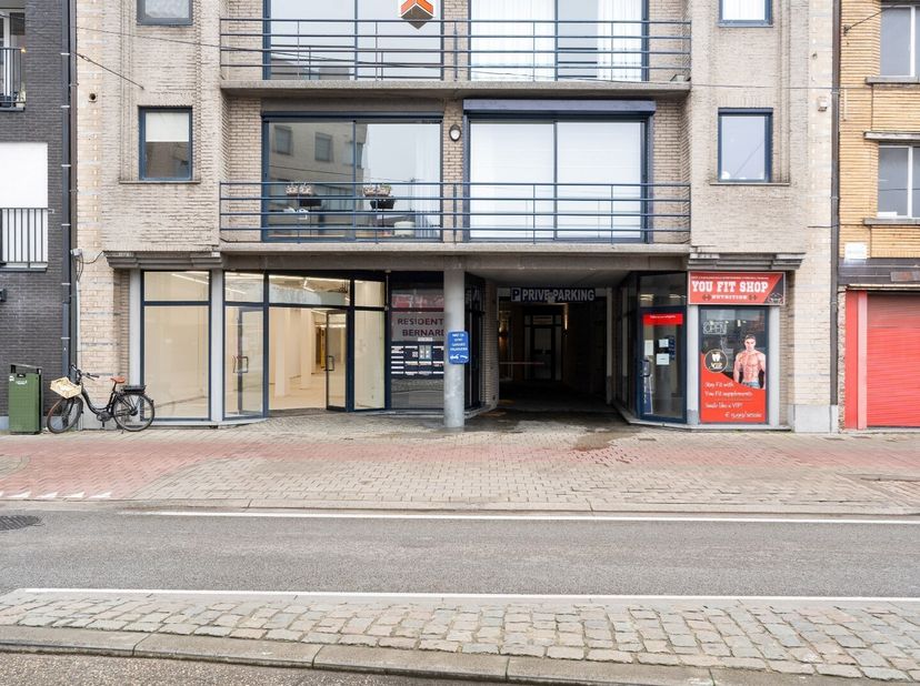 Dit kantoor geniet een uitstekende ligging, zowel op het vlak van zichtbaarheid als bereikbaarheid. Dankzij de tram- en bushaltes die zich pal voor de