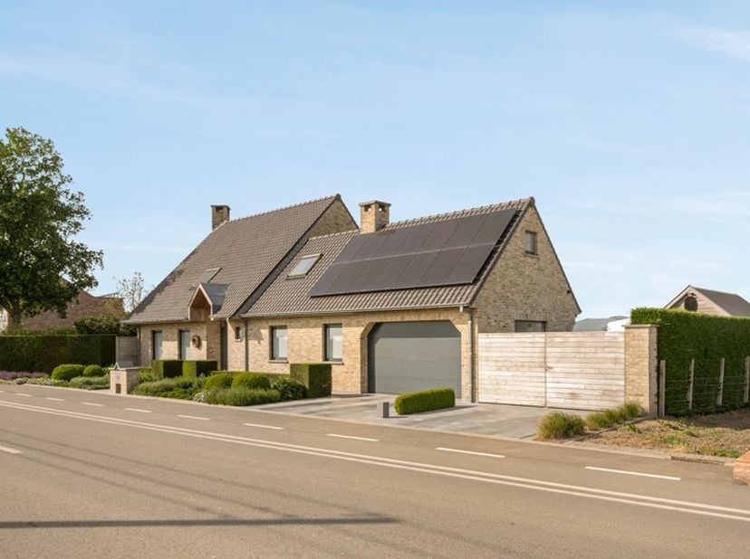 Op zoek naar een instapklare, duurzame woning met een uitzonderlijk uitzicht en een royale bewoonbare oppervlakte?&lt;br /&gt;
Deze charmante open bebouwing