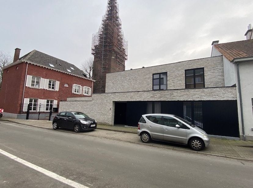 Dit gelijkvloers appartement van 125 m² is gelegen op de Varkensmarkt 7A bus 1.1,  in het centrum van Diepenbeek.  Gelegen tussen de as Hasselt-Genk-B