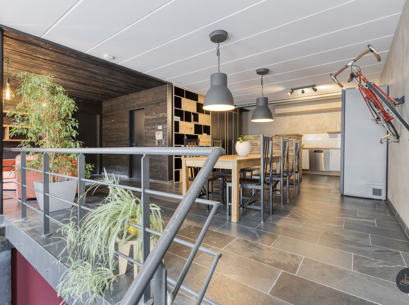 Ben je op zoek naar een appartement dat meer biedt dan het standaardaanbod? Deze zonnige duplex van 142 m² combineert licht, openheid en karaktervolle