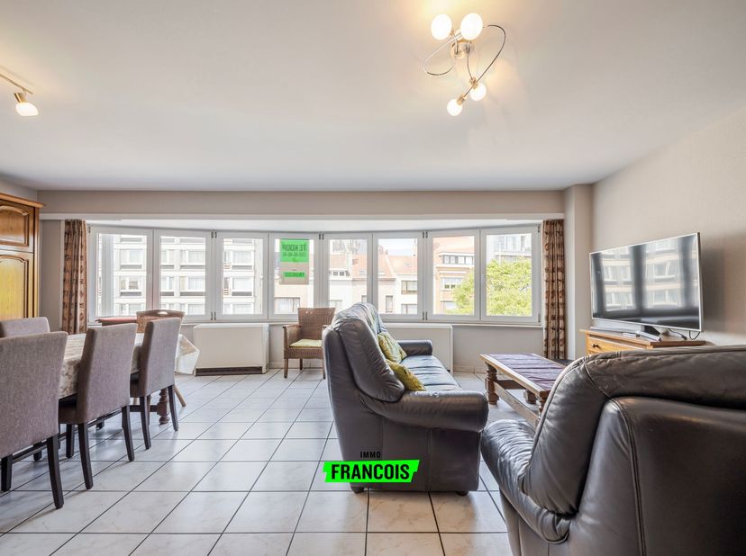 Dit lichtrijke en instapklare appartement bevindt zich op de tweede verdieping van een verzorgd gebouw aan de Elisabethlaan in Stene, een rustige en c