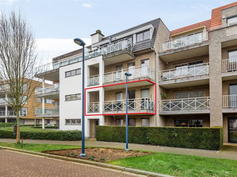 Prachtig luxe-appartement (112m²) met 2 slaapkamers,2 terrassen en inpandige garagebox (verplicht bij aan te kopen t.w.v. €36.000) op toplocatie te Ko