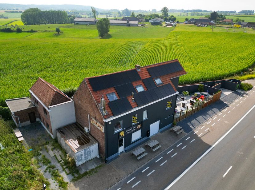 Multifunctioneel pand combineert een RUIME, INSTAPKLARE WOONST met een AANTREKKELIJKE HANDELSRUIMTE VAN 100 M², ideaal voor een winkel, kantoor of pra