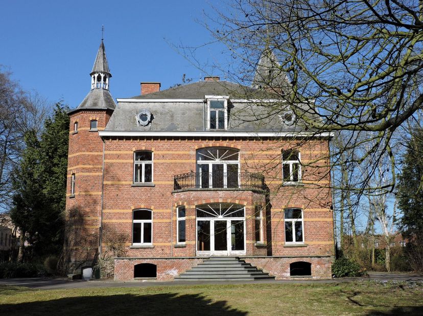 In &quot;Eine&quot; deelgemeente van Oudenaarde, waar hart van de Ronde Van Vlaanderen klopt, bevindt zich het&quot;:Kasteel Ten Dyckbos&quot;,&lt;br /&gt;
Een uniek, historisc