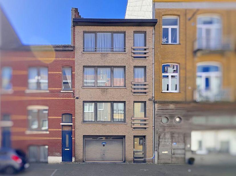Appartementsgebouw gelegen op wandelafstand van zee en strand bestaande uit drie appartementen en zeer grote garage (ong. 85 m2), verhuurd. Bel Hans o