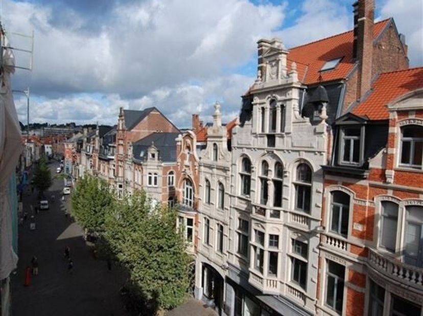 Dit appartement is gelegen op het derde en hoogste verdiep van een totaal gerenoveerd pand in hartje Leuven. Het omvat een inkomhal met vestiaire, een