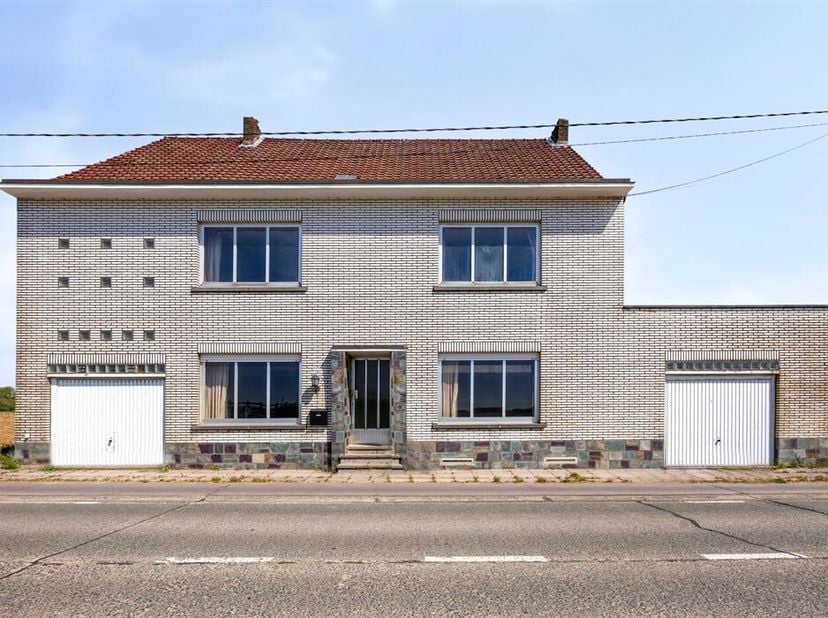 Maison à rénover avec garage. &lt;br /&gt;
Comprenant:&lt;br /&gt;
Rez de chaussée: living (38m²), salle à manger (11m²), cuisine, salle de bain et hall.&lt;br /&gt;
Un