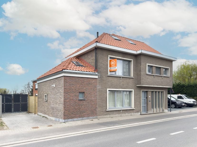 Voor meer informatie of een bezoek contacteer Anne De Block van OC Vastgoed: 0471 38 00 36 of anne@ocvastgoed.be&lt;br /&gt;
&lt;br /&gt;
Deze open bebouwing met