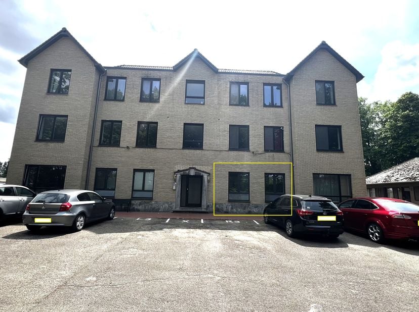 Hierbij aangeboden een geheel vernieuwd gelijkvloersappartement met 1 slaapkamer en autostaanplaats.&lt;br /&gt;
De indeling van het appartement is als volg