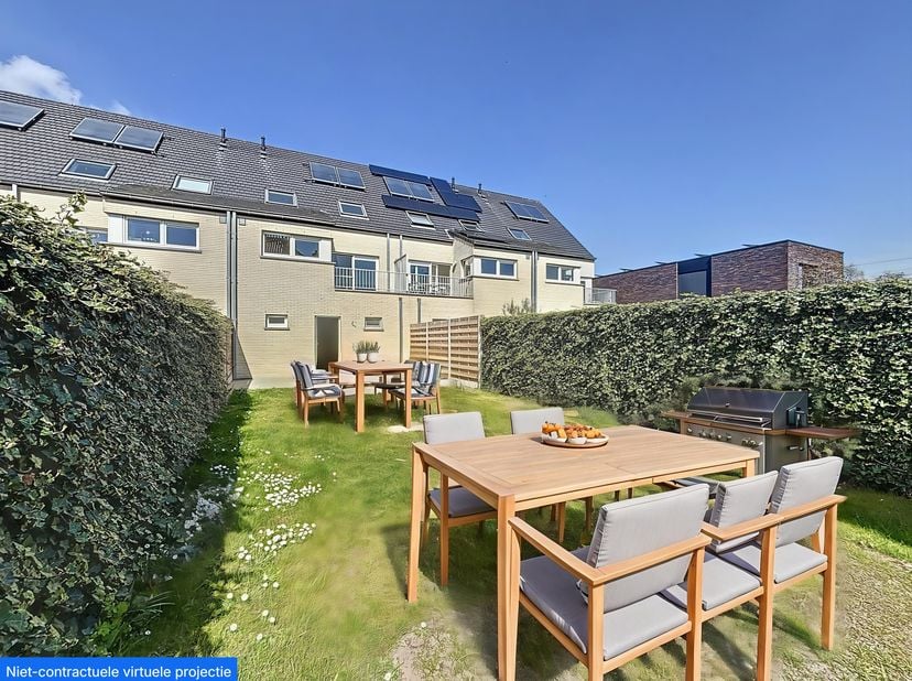 Gelijkvloers&lt;br /&gt;
Inkomhal en zeer ruime garagebox L 11m40 x B 5m75&lt;br /&gt;
Aansluiting was- en droogmachine&lt;br /&gt;
Toegang tot de zuigerichte tuin&lt;br /
