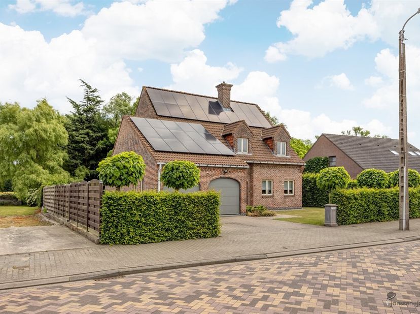 Rustig Gelegen Ruime Villa. In een oase van rust, omgeven door groen&lt;br /&gt;
. Grondoppervlakte: 1.411 m²&lt;br /&gt;
  Bewoonbare oppervlakte: ca. 340 m²&lt;br