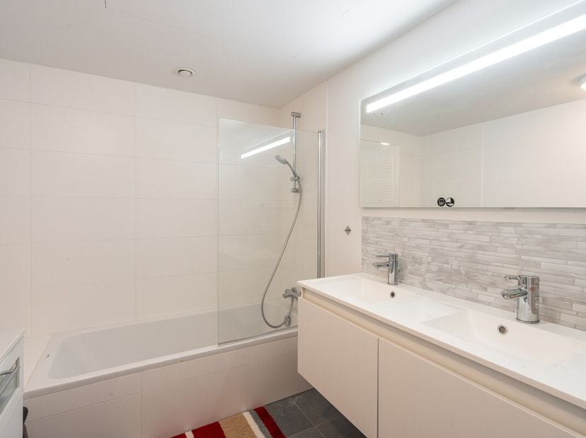 Idéalement situé cette appartement est à au cur de La Louvière une ville dynamique offrant une variété de commodités à ses résidents. La gare de La Lo