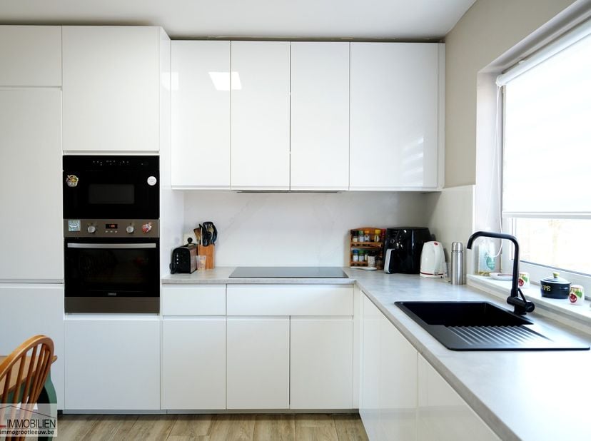 Gelegen in een  rustige, residentiële buurt vindt u deze instapklare bel-étage woning die smaakvol gerenoveerd is in 2022.&lt;br /&gt;
&lt;br /&gt;
Met zijn royal