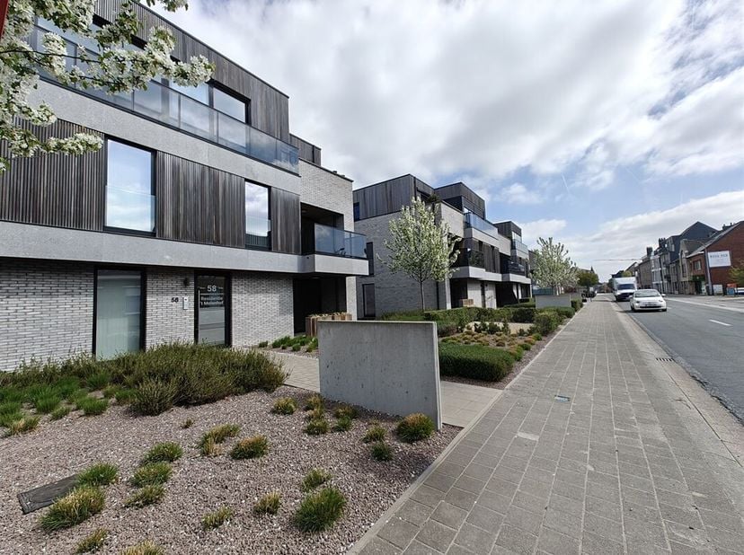 Gelegen in het centrum van Beerzel bevindt zich dit aangename appartement dat comfort en functionaliteit perfect weet te combineren. Dankzij de centra