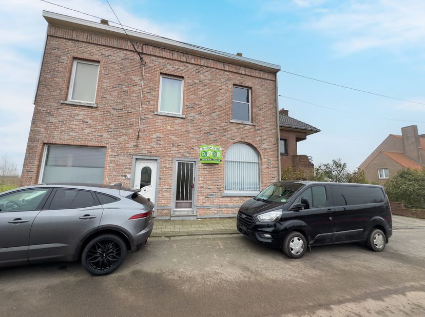 Cette maison semi-mitoyenne située à Aalbeke offre une opportunité unique pour ceux qui recherchent un projet de rénovation avec de nombreuses possibi