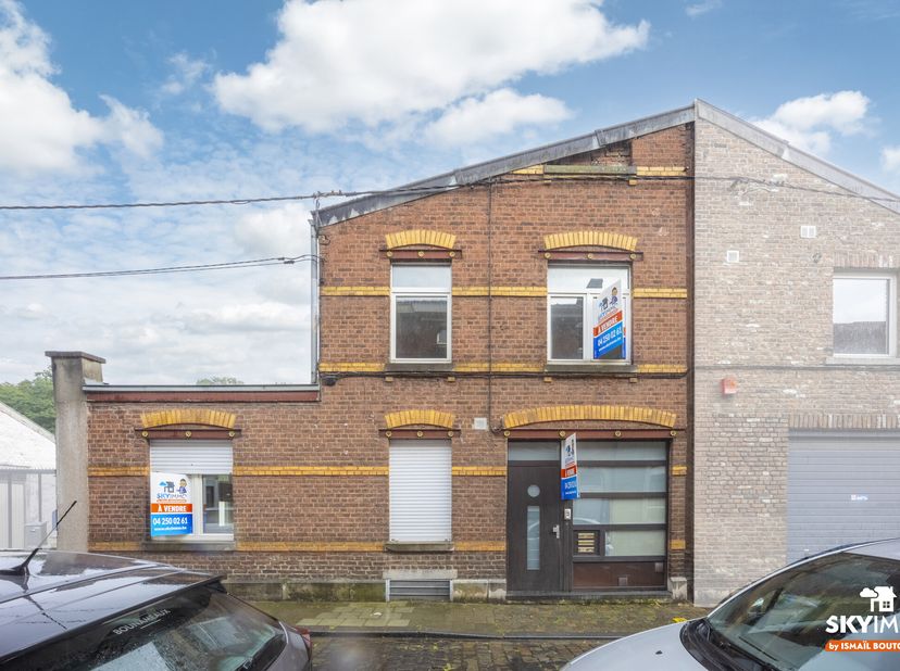 Situé à Liège, cet immeuble de rapport représente une opportunité dinvestissement idéale. Composé de 3 appartements spacieux, tous déjà loués, il génè