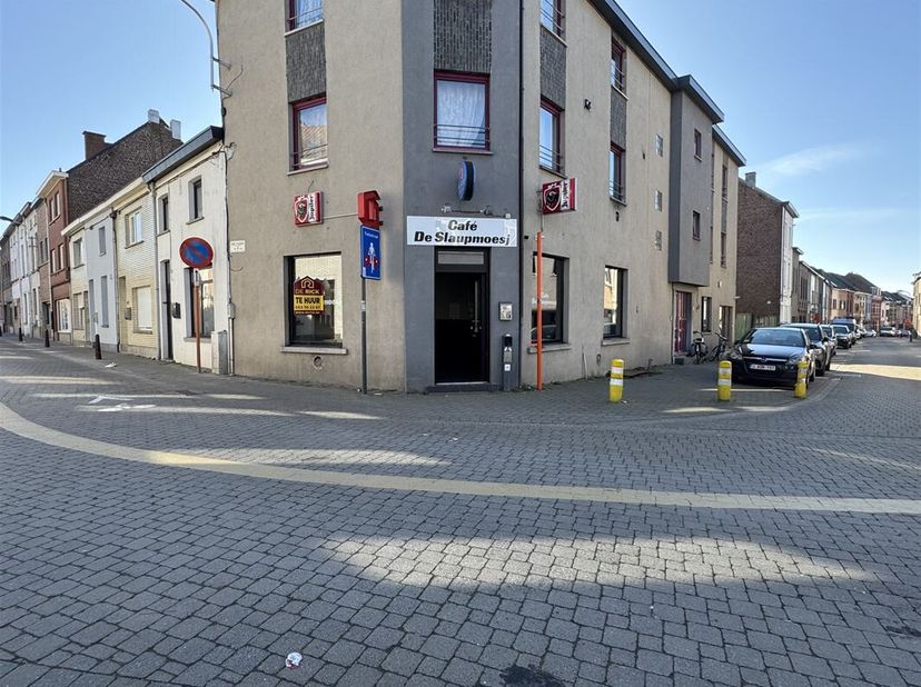 Découvrez cet espace commercial unique au coeur d&#039;Alost, parfait pour votre nouvelle entreprise. Avec une surface utile de 100m², cet espace commercia