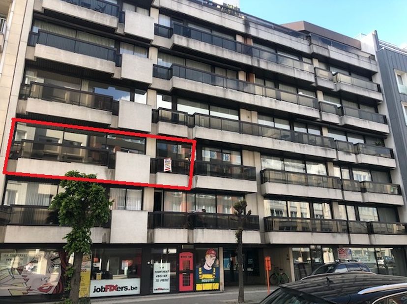 Dit ruime appartement ( maar liefst 150 m2 woonoppervlakte) is gelegen op enkele stappen van de Grote Markt en dus pal in het centrum van Kortrijk. Ge
