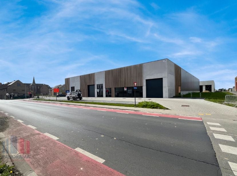 Cette nouvelle unité PME/salle d&#039;exposition d&#039;une superficie de +/- 292 m² est idéalement située dans le centre de Dentergem, dans le triangle Tielt-D