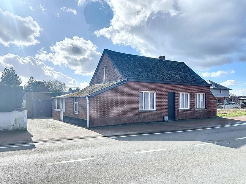 Gezinswoning geschikt voor renovatie of sloop en heropbouw, in dit geval kan er een woning in open verband gerealiseerd worden. Qua indeling omvat de