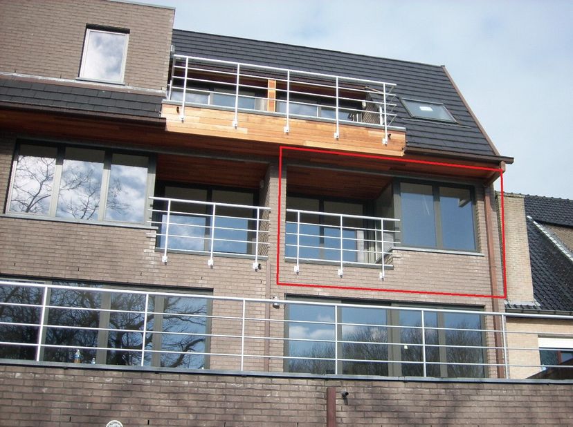 Het appartement ( ca 85m²) bevindt zich op de 2de verdieping en bestaat uit inkomhall- gastentoilet - ruime living - open ingerichte keuken - grote be