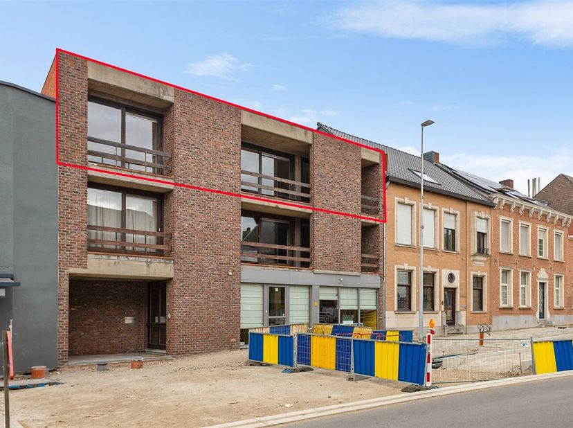 Ben je op zoek naar ruimte, comfort én een centrale ligging? Dan is dit lichtrijke appartement van maar liefst 149 m² precies wat je zoekt!&lt;br /&gt;
Gele
