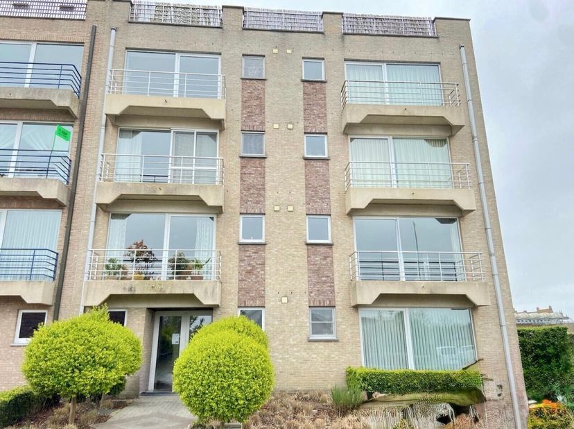 In het centrum - zeer rustig gelegen studio op de gelijkvloerse verdieping met living, keuken, badkamer, apart toilet, terras en buitenberging. CV op