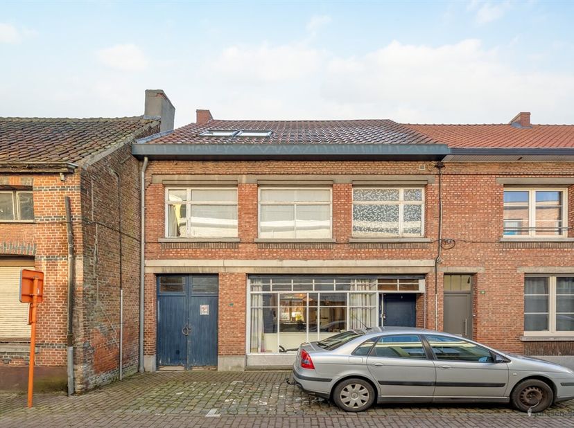 Ontdek uw nieuwe thuis in Kruibeke met een woonruimte van maar liefst 169m², ideaal gelegen in een rustige en gezellige buurt. Deze ruime woning biedt