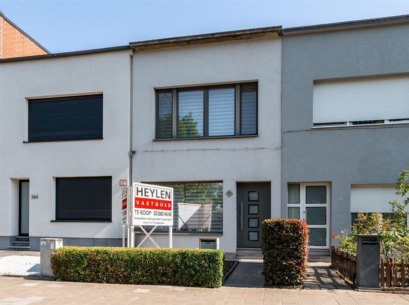 Ligging: Deze woning is gelegen aan de Krijgslaan in Wilrijk, op een centrale maar residentiële locatie vlak bij het Park van Eden. De buurt biedt een