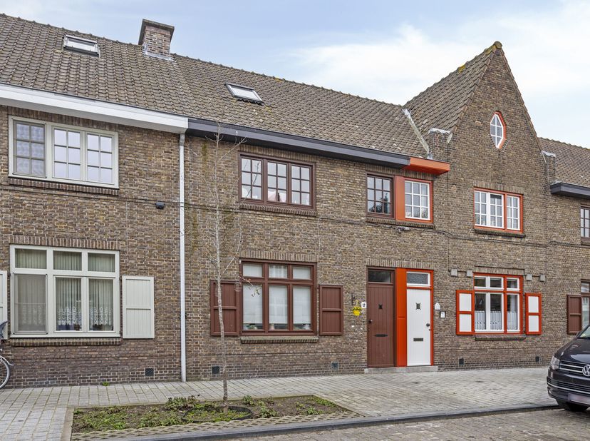 Dans la charmante Stokersstraat, située dans le quartier historique de Saint-Gilles, vous trouverez cette maison confortable et lumineuse à rafraîchir