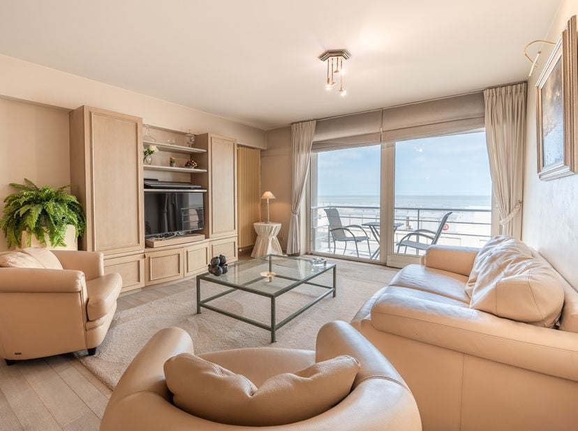 Appartement agréable et confortable de 2 chambres à coucher au 1ème étage sur le front de mer près du Casino.&lt;br /&gt;
Il se compose de : entrée, séjour