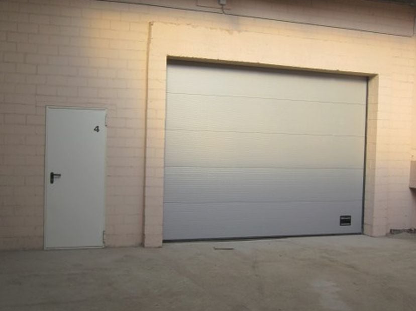 professionele magazijn-unit, ca. 100m², hoge sectionaalpoort, water, elektriciteit, sanitair blok, 100% veilig en droog&lt;br /&gt;
centraal gelegen vlakbij