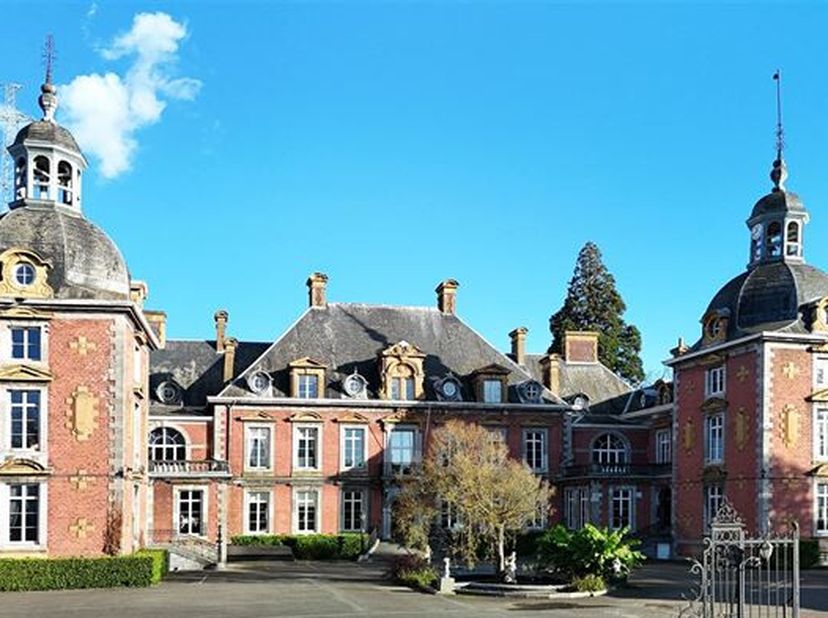 Erigé en bordure de la Meuse, ensemble architectural de caractère implanté sur 3 ha 22 a comprenant le château de la Neuville datant du XVIIIème et pr