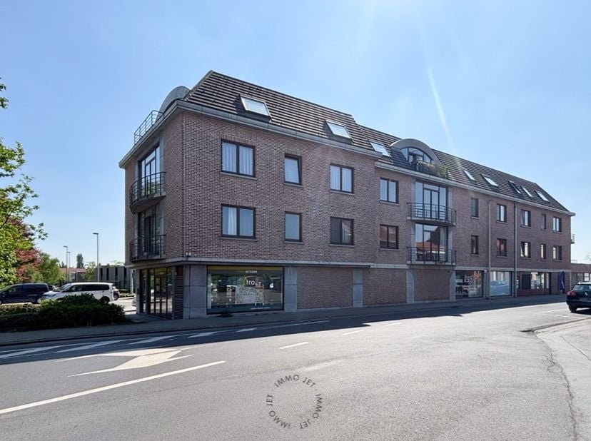 Op de eerste verdieping, vlakbij de dorpskern van Beveren, vindt u dit instapklare tweeslaapkamerappartement.&lt;br /&gt;
Dankzij de centrale ligging en de