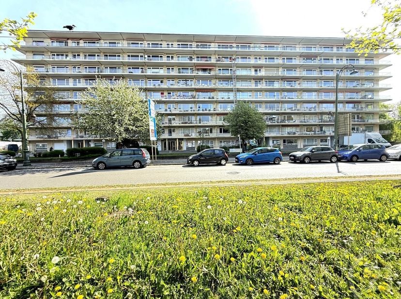 AUDERGHEM - Garage box fermé de +/- 15 m² dans un immeuble situé au Boulevard du Souverain. Pour infos &amp; visites CENTURY 21 Souverain : 02 674 21 21.